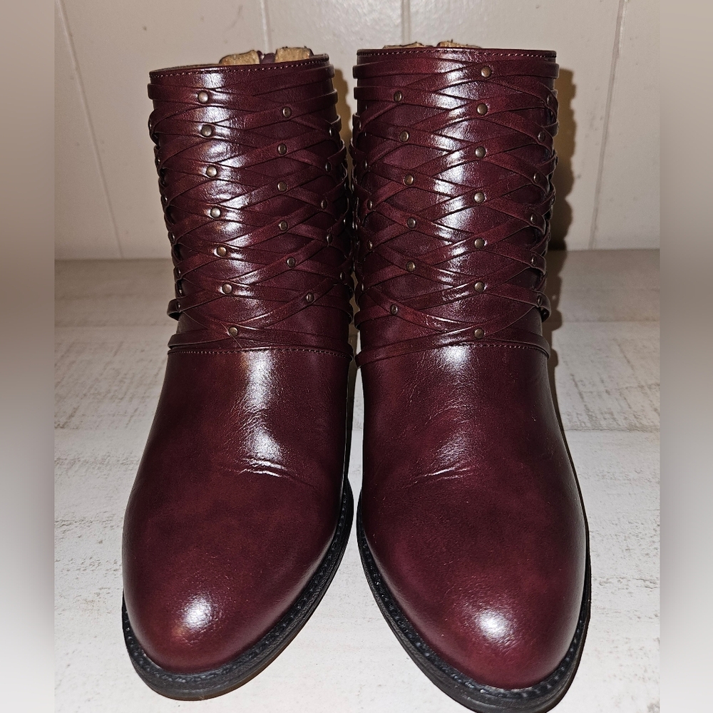 Avenue Cloudwalkers Burgandy Ankle Boots w/Lattice & Grommet Design - Size 9W